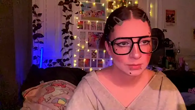 Snapshot of moonvampiq chatting on February 25, 10:08 pm moonvampiq online show from February 25, 10:08 pm