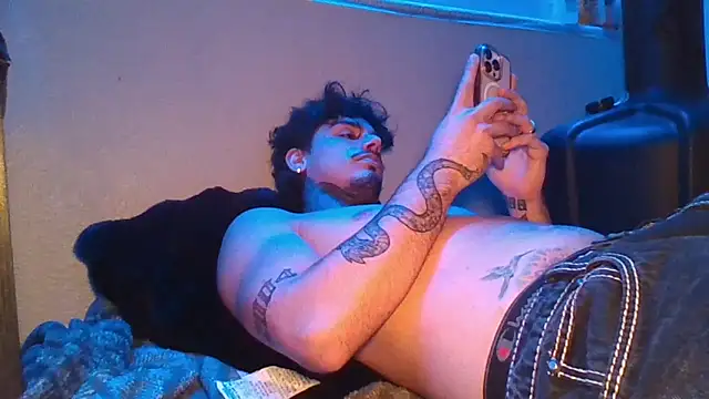 Snapshot of SNAKEARM chatting on February 24, 6:44 am SNAKEARM online show from February 24, 6:44 am