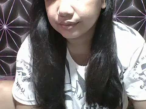 Snapshot of Flowerbebe chatting on April 6, 6:14 am Flowerbebe online show from April 6, 6:14 am