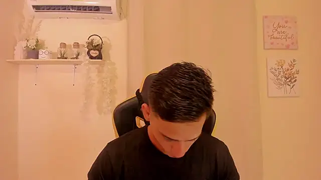 sexy andres01 online show from March 13, 5:03 am