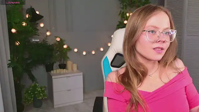 Sophie Peach  online show from April 13, 2:55 pm