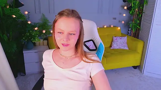 Sophie Peach  online show from May 26, 3:30 pm