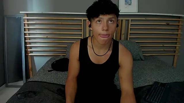 Snapshot of clark_ken01 chatting on April 28, 9:09 pm clark ken01 online show from April 28, 9:09 pm