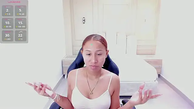 LESLYSIMPSON online show from April 8, 7:25 pm