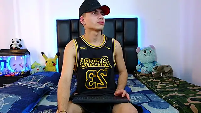 Dereek Hot online show from February 26, 9:36 pm