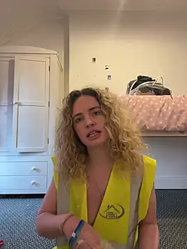 Snapshot of curlyirishgirl chatting on February 25, 10:03 am curlyirishgirl online show from February 25, 10:03 am