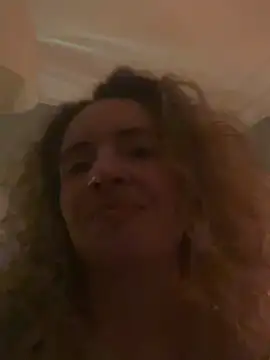 Snapshot of curlyirishgirl chatting on February 25, 10:08 pm curlyirishgirl online show from February 25, 10:08 pm