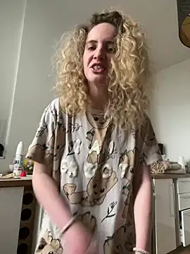 Snapshot of curlyirishgirl chatting on February 26, 5:01 pm curlyirishgirl online show from February 26, 5:01 pm