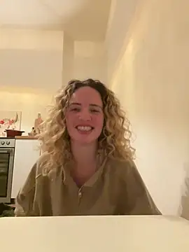 Snapshot of curlyirishgirl chatting on March 1, 4:03 am curlyirishgirl online show from March 1, 4:03 am