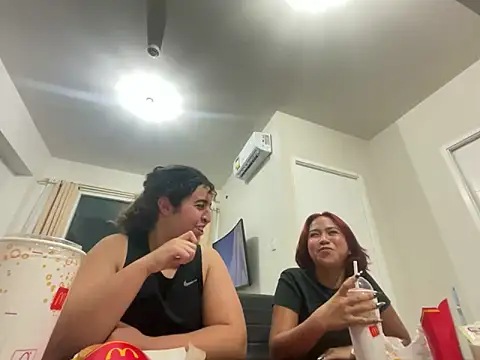 yassiestar online show from April 28, 3:50 pm