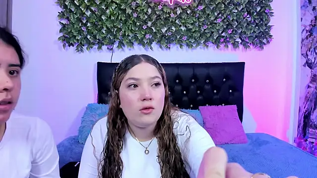 valeria and zoe online show from May 29, 2:04 pm
