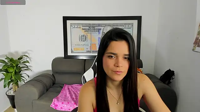 Snapshot of LucianaMoreaux chatting on March 1, 10:12 pm LucianaMoreaux online show from March 1, 10:12 pm