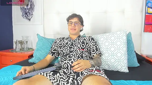 EXCLUSIVE8 online show from May 1, 4:39 am