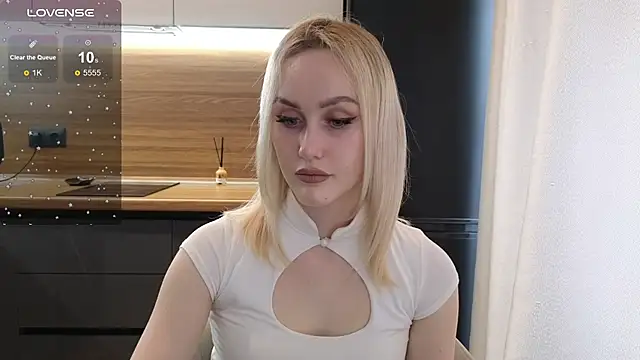 Snapshot of Bella_Villen chatting on June 14, 10:50 am Bella Villen online show from June 14, 10:50 am