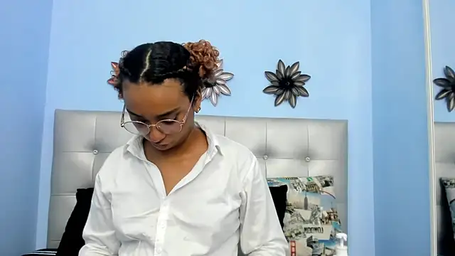 Snapshot of Saray_sexylove chatting on April 9, 11:48 am Saray sexylove online show from April 9, 11:48 am