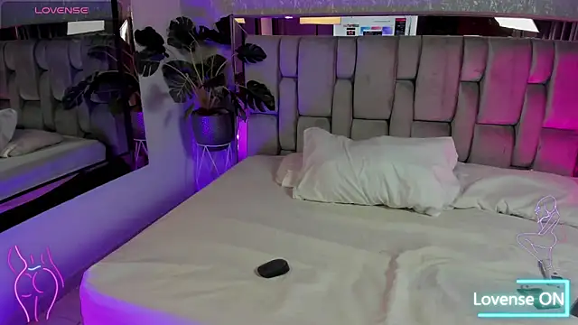 PaulinaLopez  online show from March 13, 9:10 pm