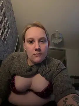 Snapshot of SassieBlondie chatting on February 27, 9:48 pm SassieBlondie online show from February 27, 9:48 pm