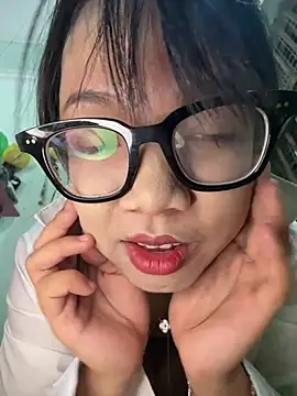 Leeeeiu online show from July 21, 3:25 pm