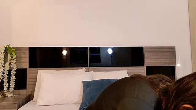 AleciaNoah online show from March 5, 7:10 pm