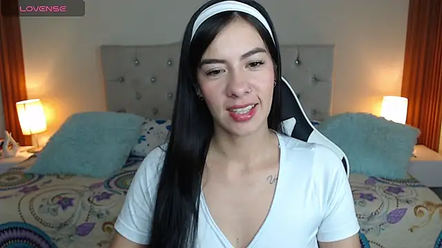 Snapshot of emiily_skinny chatting on April 10, 3:23 am emiily skinny online show from April 10, 3:23 am