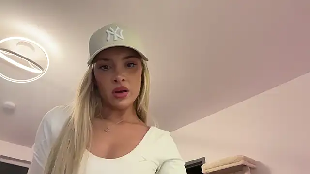 Snapshot of Naughtyblondex chatting on June 1, 11:28 pm Naughtyblondex online show from June 1, 11:28 pm