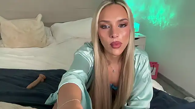 Snapshot of Naughtyblondex chatting on June 3, 6:57 pm Naughtyblondex online show from June 3, 6:57 pm