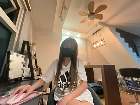 strawberryblossom93 online show from April 4, 4:26 pm