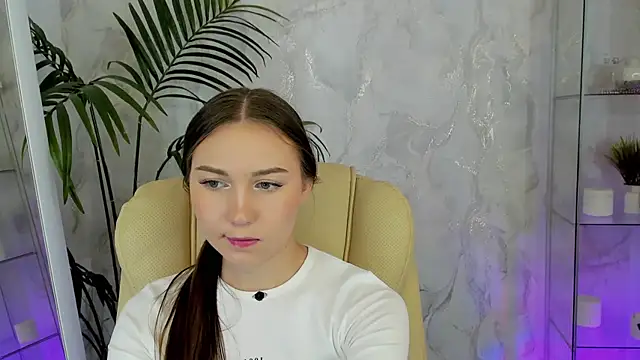 Snapshot of OliviaLang chatting on March 4, 11:16 am OliviaLang online show from March 4, 11:16 am