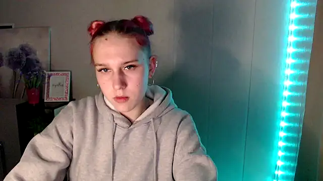 Scarlett lil online show from April 1, 7:42 am