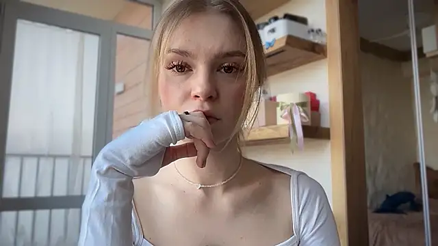 cyberl0ve  online show from April 15, 1:29 pm