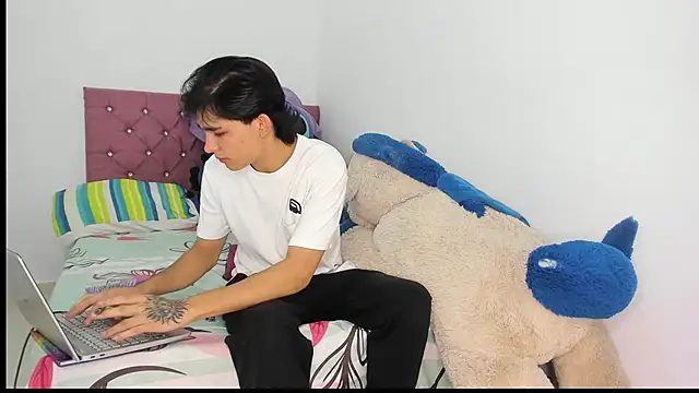 monky 0002 online show from August 8, 1:35 pm