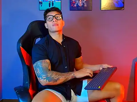 Snapshot of evan_greey01 chatting on March 4, 3:56 am evan greey01 online show from March 4, 3:56 am