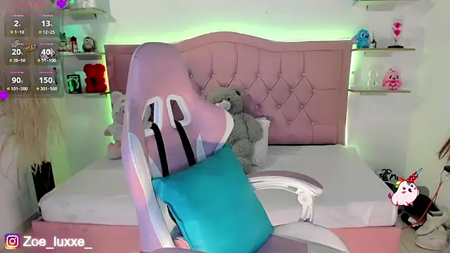 Zoe Luxxe  online show from March 26, 9:09 pm