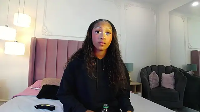 LiaTrainor online show from April 6, 12:28 pm