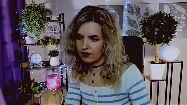 Snapshot of AliceSmite chatting on April 12, 1:16 pm AliceSmite online show from April 12, 1:16 pm