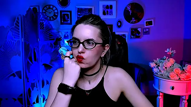 Snapshot of AliceSmite chatting on April 23, 12:29 pm AliceSmite online show from April 23, 12:29 pm