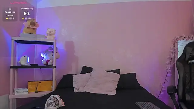 Snapshot of Emily_Roussee chatting on July 8, 11:37 am Emily Roussee online show from July 8, 11:37 am