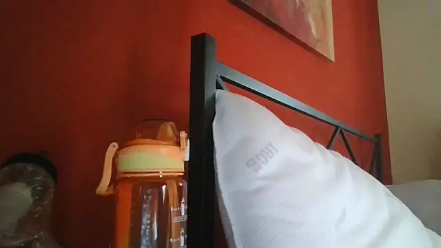 Snapshot of Emilyvuxa chatting on May 9, 5:23 am Emilyvuxa online show from May 9, 5:23 am