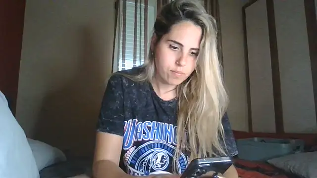 Snapshot of Emilyvuxa chatting on May 9, 5:29 pm Emilyvuxa online show from May 9, 5:29 pm