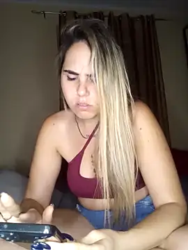 Snapshot of Emilyvuxa chatting on May 19, 8:04 pm Emilyvuxa online show from May 19, 8:04 pm