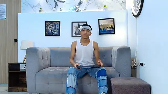 SKINNY BOYXXX online show from April 4, 7:17 am