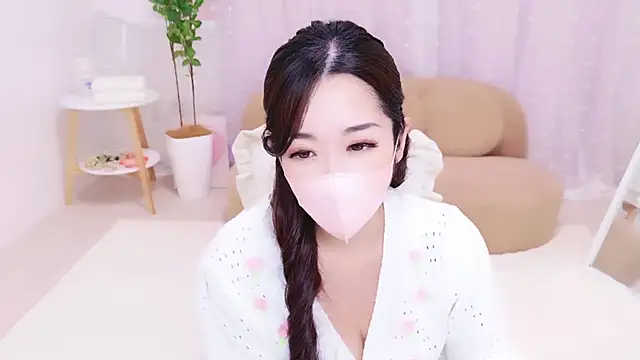 YURIKAsan  online show from April 21, 2:01 pm