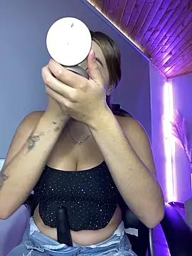 Issa pinkk online show from April 21, 7:50 pm