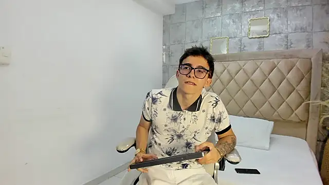 TylerCross  online show from March 21, 8:23 pm