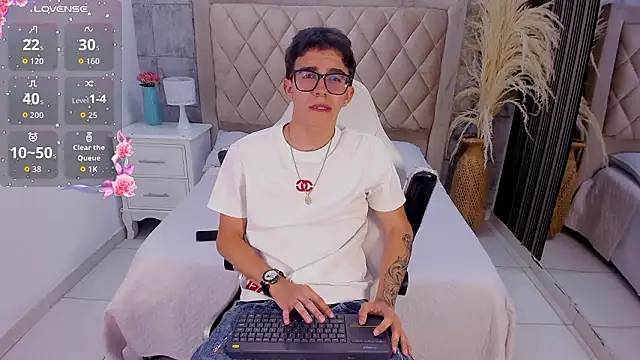 TylerCross  online show from March 24, 9:42 pm