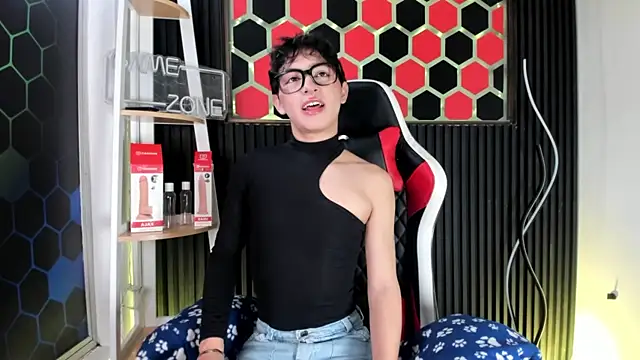 Cristopher Wild online show from May 2, 8:47 pm