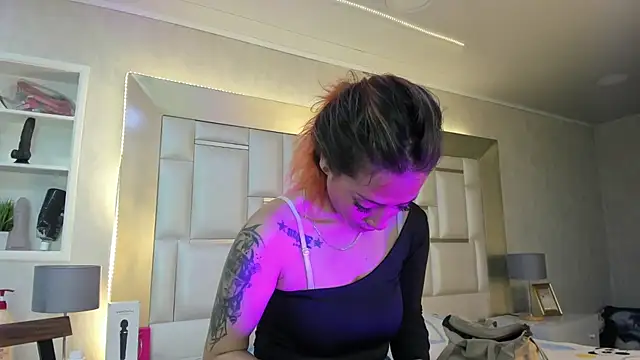 ZoeTaylorl online show from June 2, 1:46 pm