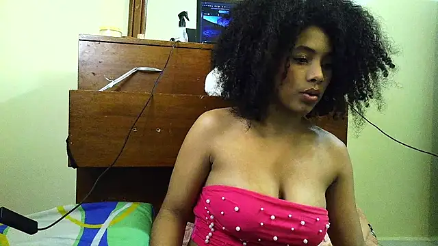Snapshot of Larita_curly chatting on April 24, 10:45 pm Larita curly online show from April 24, 10:45 pm