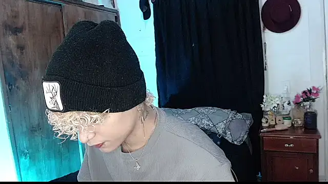 Lucke Ccollins online show from April 1, 12:33 am