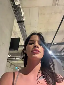 RaniaSnow online show from April 21, 5:28 pm